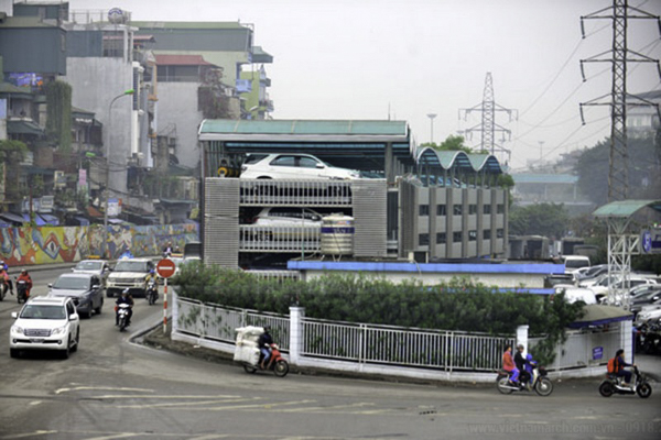 Hệ thống bãi đỗ xe xếp hình trên phố Trần Nhật Duật - Hà Nội