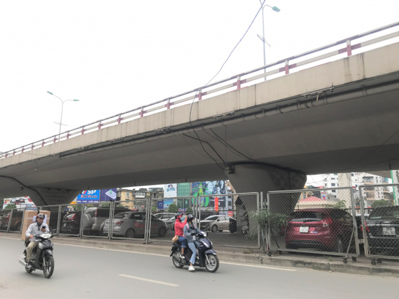 Thiếu bãi đỗ xe thông minh - Hà Nội được giữ xe dưới gầm cầu