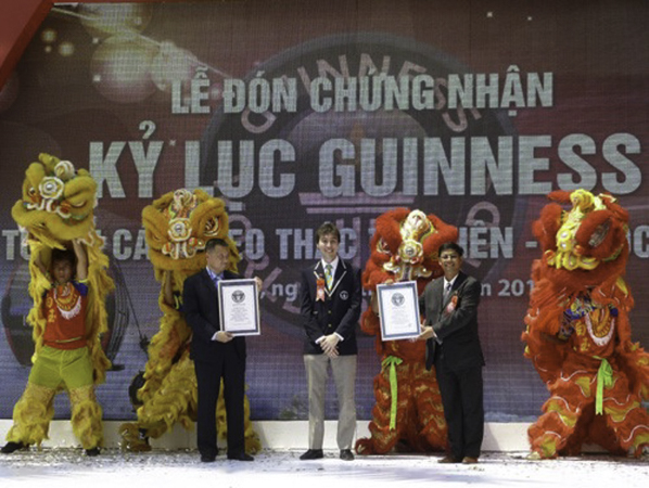 Lãnh đạo Bilco cùng chủ đầu tư đón nhận kỷ lục Guinness
